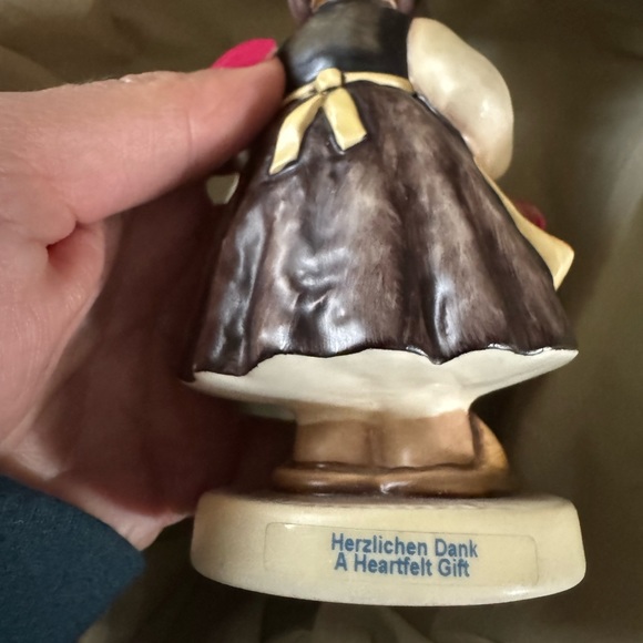 Hummel - A Heartfelt Gift - Picture 4 of 6